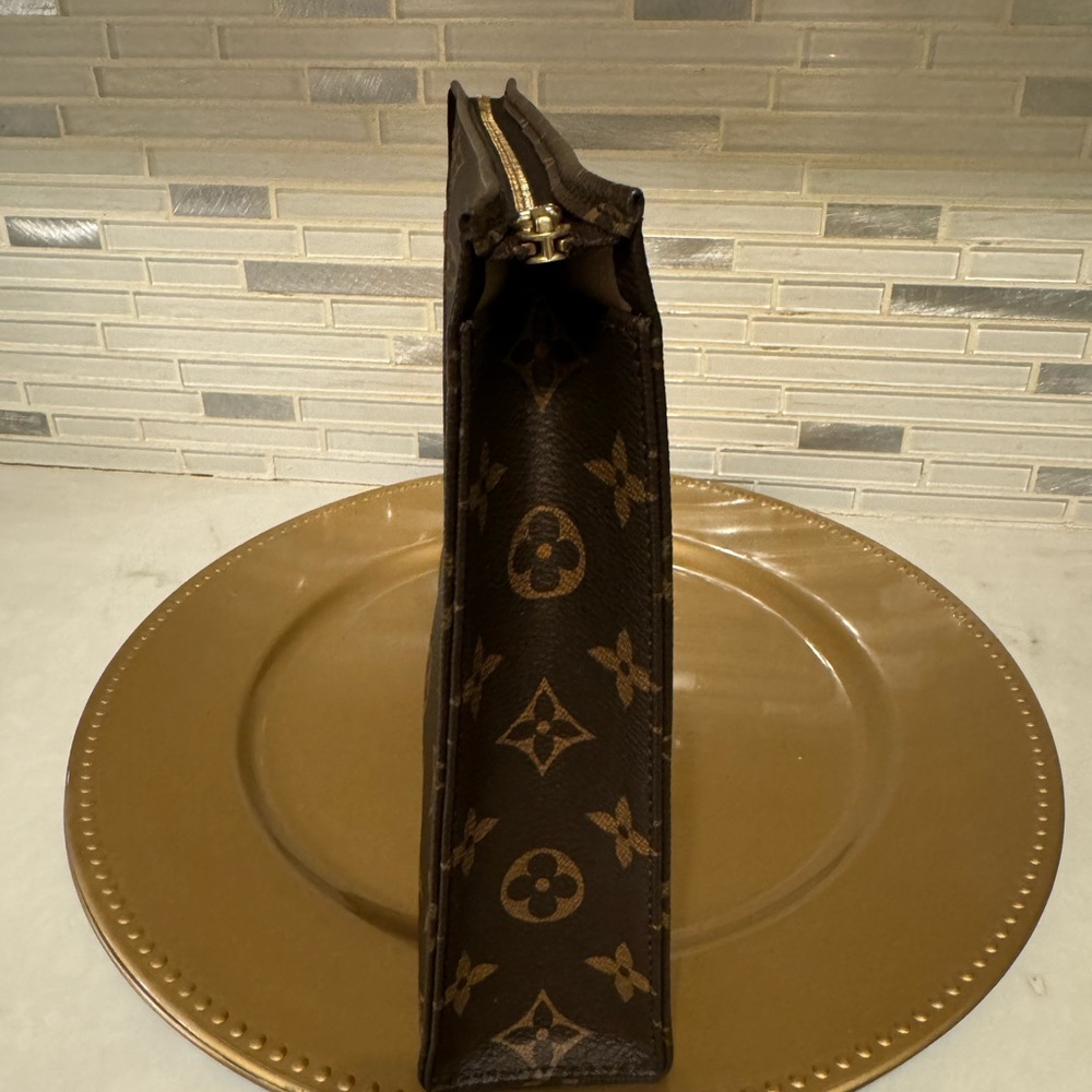 Authentic Louis Vuitton bag like new